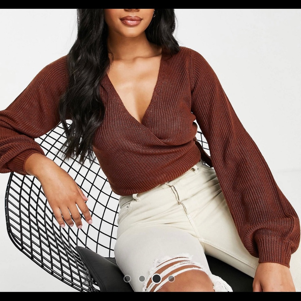 Wrap sweater with balloon sleeves.